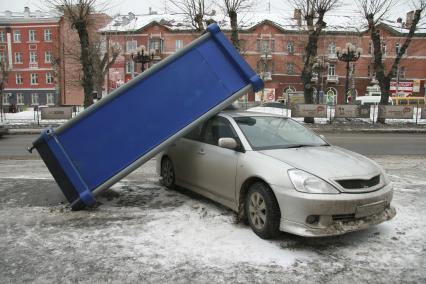 Барнаул.  Рекламная тумба, упавшая на припаркованный рядом автомобиль.