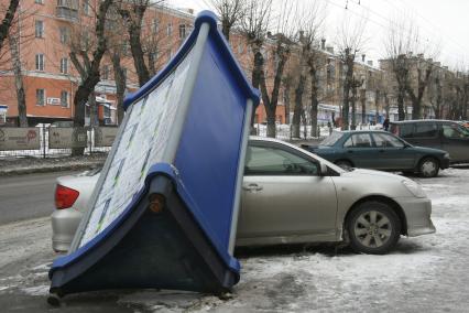 Барнаул.  Рекламная тумба, упавшая на припаркованный рядом автомобиль.