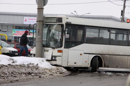 Барнаул.  Автобус, врезавшийся в столб.