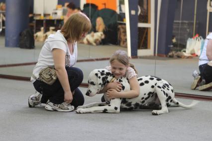 Челябинск.  Девочка обнимает собаку породы далматинец.