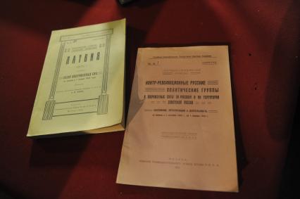 Московская область. Музей-заповедник `Горки Ленинские`. Экспозиция музея `Кабинет и квартира В.И. Ленина в Кремле`. Книги из библиотеки В.И.Ленина.