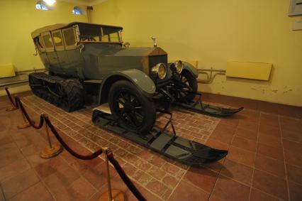 Московская область. Гараж музея-усадьбы `Горки`. Автомобиль Rolls-Royce `Silver Ghost` на полугусеничном ходу.