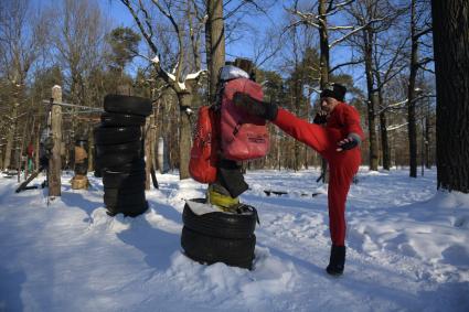 Москва. Мужчина занимается спортом на спортивной площадке с самодельными тренажерами в Тимирязевском парке.