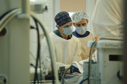 Санкт-Петербург.  Хирурги во время операции в НИИ скорой помощи имени И.И. Джанелидзе.