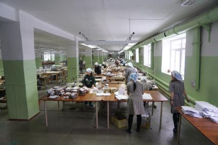 Свердловская область. Нижнетагильская женская исправительная колония ИК-4. Женщины-осужденные работают в на швейном производстве в колонии