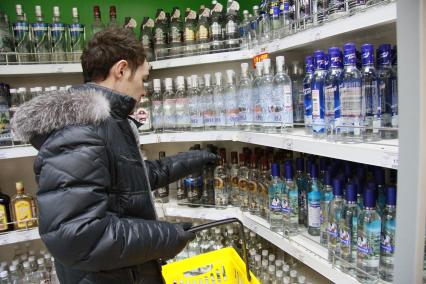 Барнаул. Покупатель  в отделе алкогольной продукции в одном из магазинов.