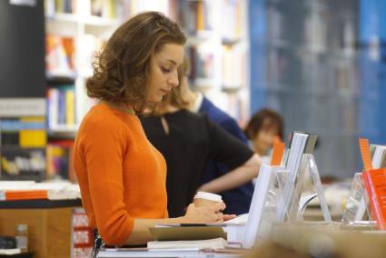 Екатеринбург. Девушка в книжном магазине