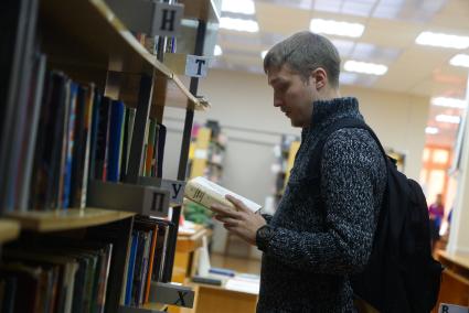 Екатеринбург. Мужчина в книжном магазине