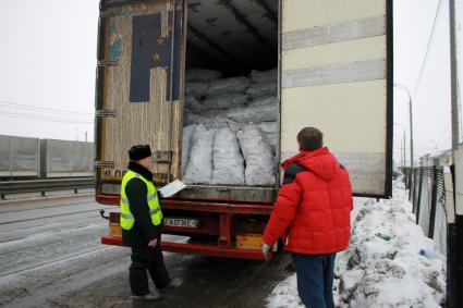 Смоленская область. Российско-белорусская граница на трассе М1/Е30 Москва - Смоленск - Минск. Таможенный контроль на контрольно-пропускном пункте `Красная горка`.