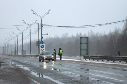 Смоленская область. Российско-белорусская граница на трассе М1/Е30 Москва - Смоленск - Минск. Таможенный контроль на контрольно-пропускном пункте `Красная горка`.