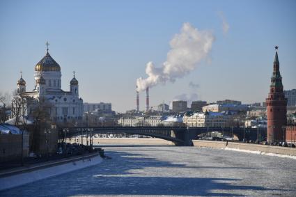 Москва.  Вид с Большого Москворецкого моста на Москву-реку и Храм Христа Спасителя.