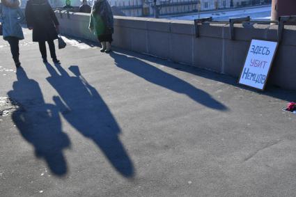 Москва.  Место гибели политика  Бориса Немцова на Большом Москворецком мосту.