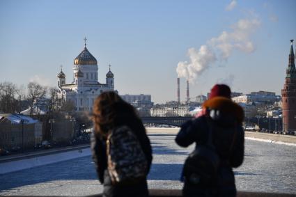 Москва.  Вид с Большого Москворецкого моста на Москву-реку и Храм Христа Спасителя.