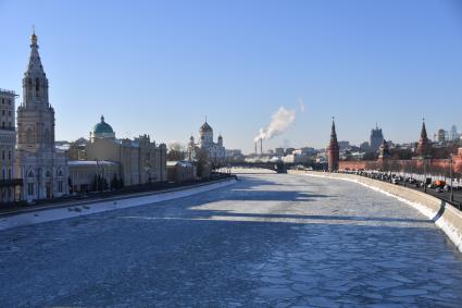 Москва.  Вид с Большого Москворецкого моста на Москву-реку,  Храм Христа Спасителя и Кремлевскую набережную