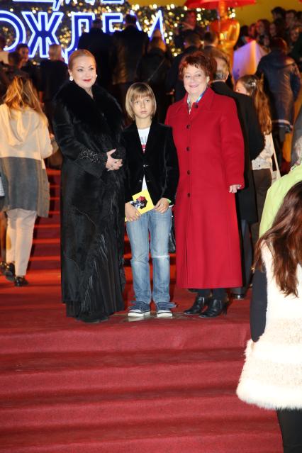 Диск 187.  актриса Ольга Будина с сыном Наумом и мамой