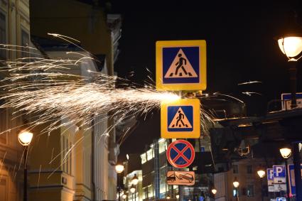 Москва. Сотрудники Центра организации дорожного движения (ЦОДД) во время замены дорожных знаков на знаки уменьшенного размера на улице Большая Никитская.