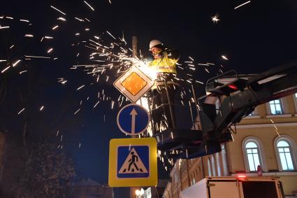 Москва. Сотрудники Центра организации дорожного движения (ЦОДД) во время замены дорожных знаков на знаки уменьшенного размера на улице Большая Никитская.