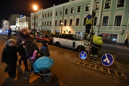 Москва. Сотрудники Центра организации дорожного движения (ЦОДД) во время замены дорожных знаков на знаки уменьшенного размера на улице Большая Никитская.