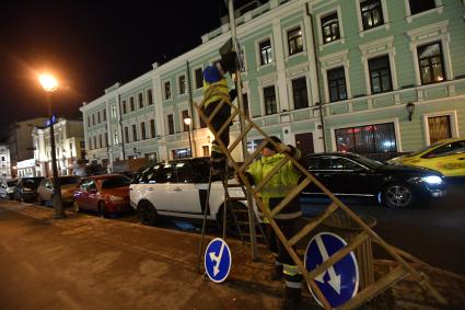 Москва. Сотрудники Центра организации дорожного движения (ЦОДД) во время замены дорожных знаков на знаки уменьшенного размера на улице Большая Никитская.