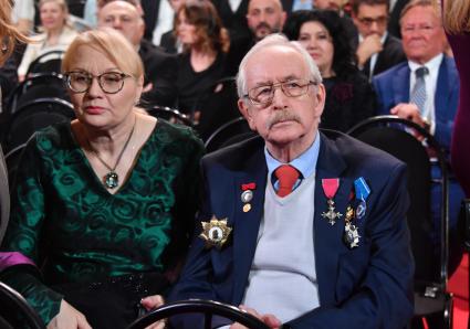 Москва. Актер Василий Ливанов с супругой Еленой на церемонии вручения кинопремии `Золотой орел - 2017`.