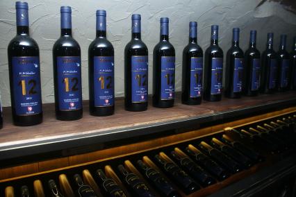 Нижний Новгород. Открытие ресторана DODICI Wine & Kitchen с винами из винодельни DODICI (`12`) кинорежиссера Никиты Михалкова и предпринимателя Константина Тувыкина.