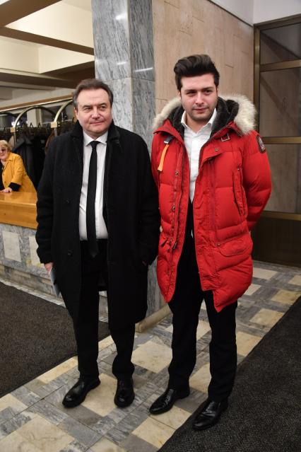 Москва. Режиссер Алексей Учитель с сыном Ильей перед церемонией вручения кинопремии `Золотой орел - 2017`.
