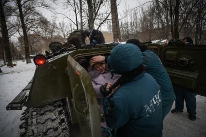 Украина, Донецк. Эвакуация жителей Киевского района, пострадавшего в результате артиллерийского обстрела украинскими силовиками.