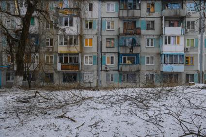 Украина, Донецк. Жилой дом в Киевском районе, пострадавший в результате артиллерийского обстрела украинскими силовиками.