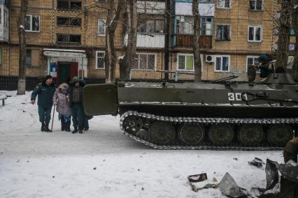 Украина, Донецк. Эвакуация жителей Киевского района, пострадавшего в результате артиллерийского обстрела украинскими силовиками.