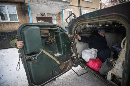 Украина, Донецк. Эвакуация жителей Киевского района, пострадавшего в результате артиллерийского обстрела украинскими силовиками.