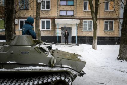 Украина, Донецк. МЧС ДНР во время эвакуации жителей Киевского района, пострадавшего в результате артиллерийского обстрела украинскими силовиками.