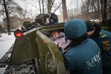 Украина, Донецк. Эвакуация жителей Киевского района, пострадавшего в результате артиллерийского обстрела украинскими силовиками.