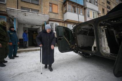 Украина, Донецк. Эвакуация жителей Киевского района, пострадавшего в результате артиллерийского обстрела украинскими силовиками.