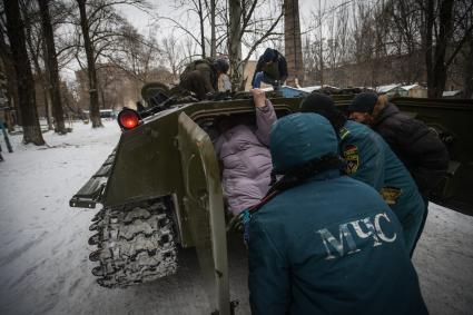 Украина, Донецк. Эвакуация жителей Киевского района, пострадавшего в результате артиллерийского обстрела украинскими силовиками.