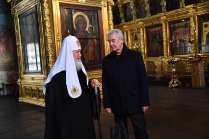 Москва. Патриарх Московский и всея Руси Кирилл и мэр Москвы Сергей Собянин (слева направо) во время осмотра хода реставрационных работ в Новоспасском монастыре.