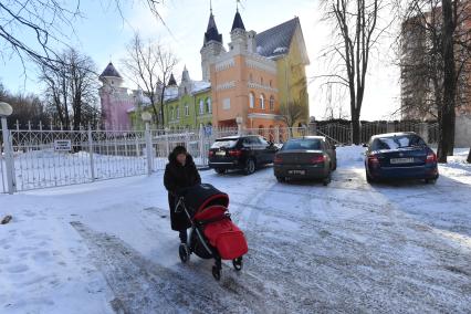 Московская область. Женщина с коляской у детского сада `Совхоза имени Ленина`.