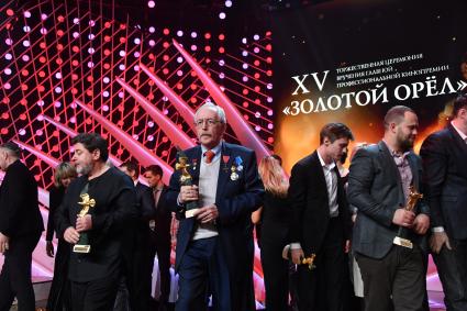 Москва. Актер Василий Ливанов (в центре), получивший приз `За вклад в историю мирового кинематографа`, на церемонии вручения кинопремии `Золотой орел - 2017`.