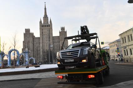 Москва. Эвакуация неправильно припаркованного автомобиля на Кудринской площади.