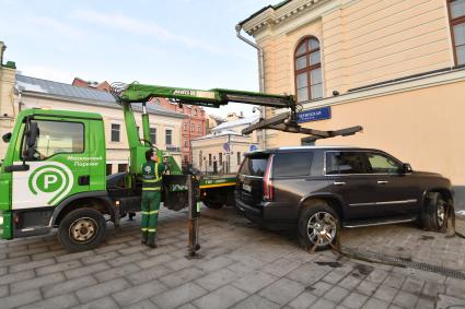 Москва. Эвакуация неправильно припаркованного автомобиля на Кудринской площади.