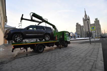 Москва. Эвакуация неправильно припаркованного автомобиля на Кудринской площади.