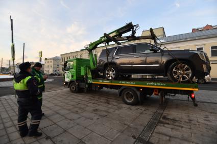 Москва. Эвакуация неправильно припаркованного автомобиля на Кудринской площади.