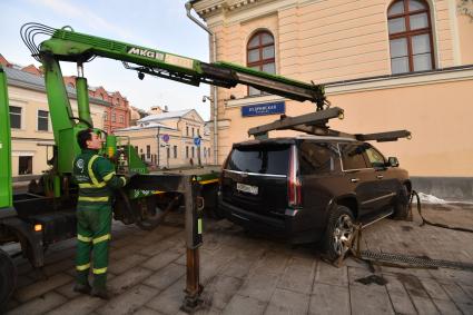 Москва. Эвакуация неправильно припаркованного автомобиля на Кудринской площади.