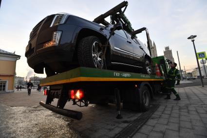 Москва. Эвакуация неправильно припаркованного автомобиля на Кудринской площади.