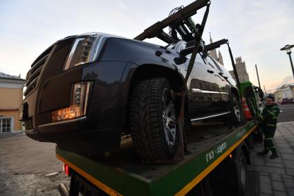 Москва. Эвакуация неправильно припаркованного автомобиля на Кудринской площади.