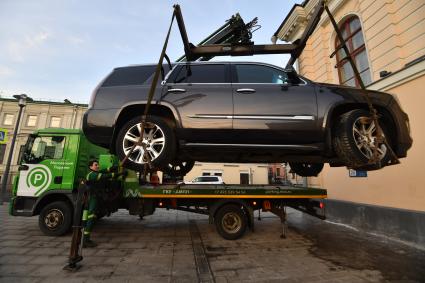 Москва. Эвакуация неправильно припаркованного автомобиля на Кудринской площади.