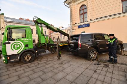 Москва. Эвакуация неправильно припаркованного автомобиля на Кудринской площади.