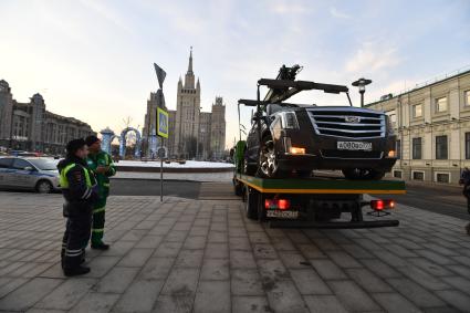 Москва. Эвакуация неправильно припаркованного автомобиля на Кудринской площади.