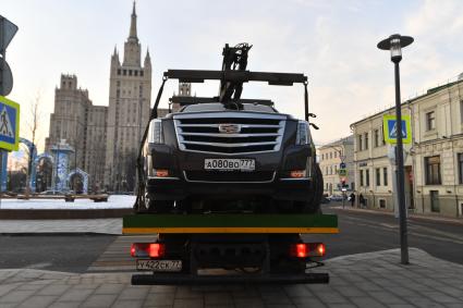 Москва. Эвакуация неправильно припаркованного автомобиля на Кудринской площади.