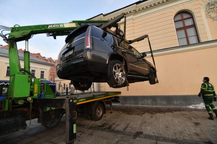 Москва. Эвакуация неправильно припаркованного автомобиля на Кудринской площади.