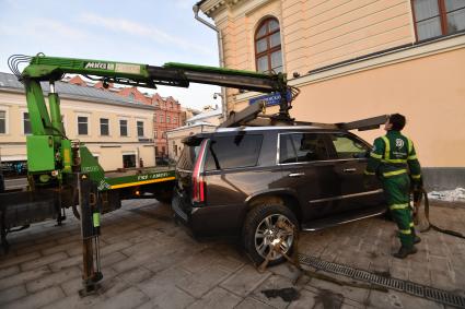 Москва. Эвакуация неправильно припаркованного автомобиля на Кудринской площади.